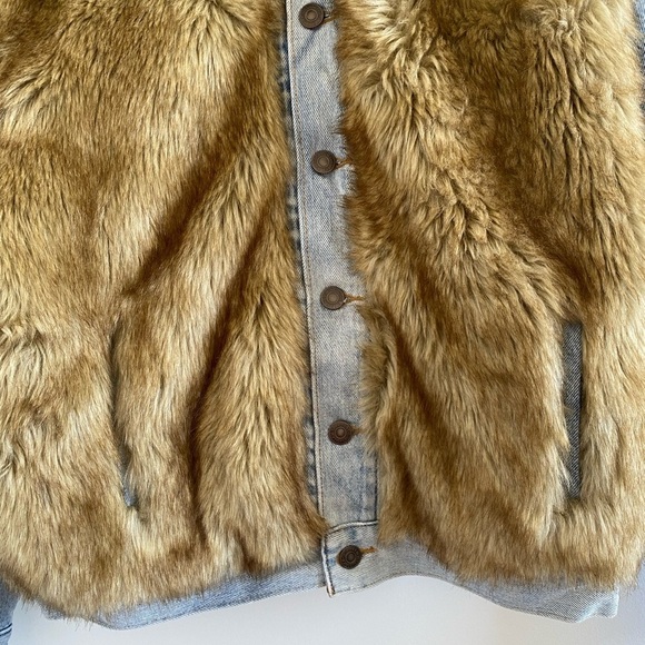 Levi’s Oversized Faux Fur Trucker Jacket Large In Furry Fury Medium Wash New - Picture 7 of 12